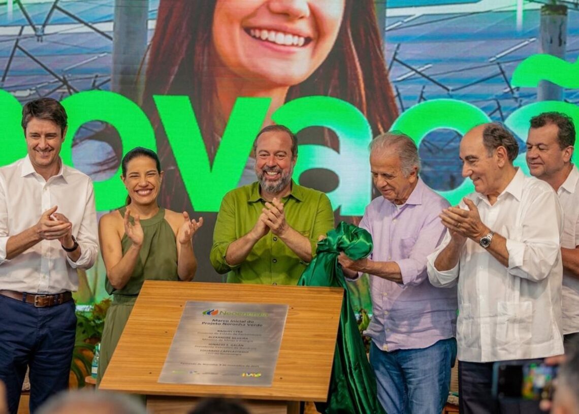 El CEO de Neoenergía, Eduardo Capelastegui; la gobernadora de Pernambuco; el ministro de Industria y el ministro de Defensa de Brasil; el presidente de Iberdrola, Ignacio Galán y el diputado federal, Waldemar Oliveira, en la presentación del proyecto.IBERDROLA