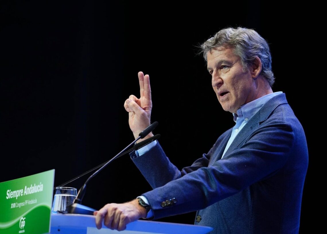 El presidente del PP, Alberto Núñez Feijóo, en la clausura del 17 Congreso del PP-A, en Sevilla.JOAQUÍN CORCHERO/EUROPA PRESS