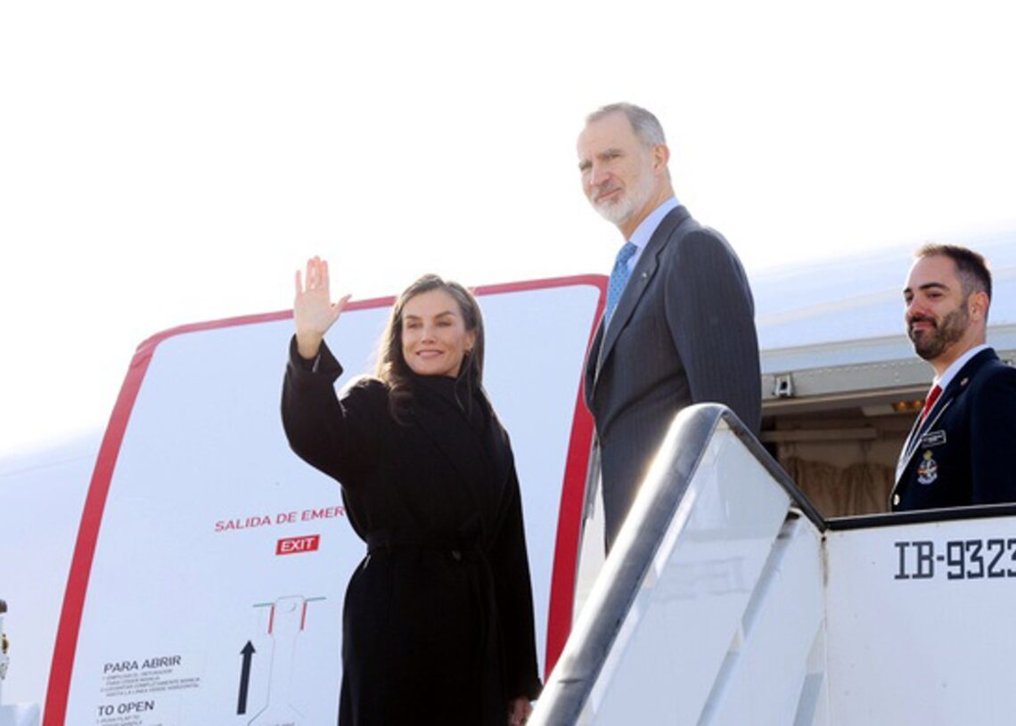 El Rey Felipe VI y Doña Letizia se despiden al acceder al avión que les llevará a la República Popular de China.CASA REAL