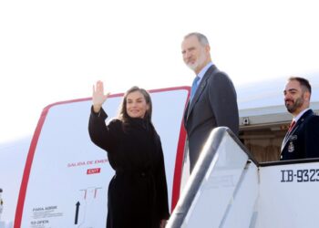 El Rey Felipe VI y Doña Letizia se despiden al acceder al avión que les llevará a la República Popular de China.CASA REAL