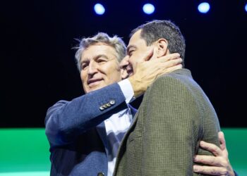 El presidente del PP, Albero Nuñez Feijoo, (i) junto al presidente de la Junta de Andalucía, Juanma Moreno, (d) interviene durante el congreso del PP-A. A 9 de noviembre de 2025. Tercera, y última, jornada del XVII Congreso del PP-A, que incluye la intervJoaquin Corchero - Europa Press