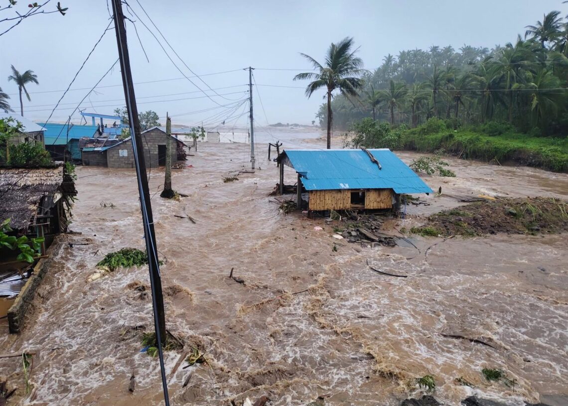 Aproximación del supertifón 'Fung-wong' a FilipinasCatanduanes LGU / Xinhua News / ContactoPhoto