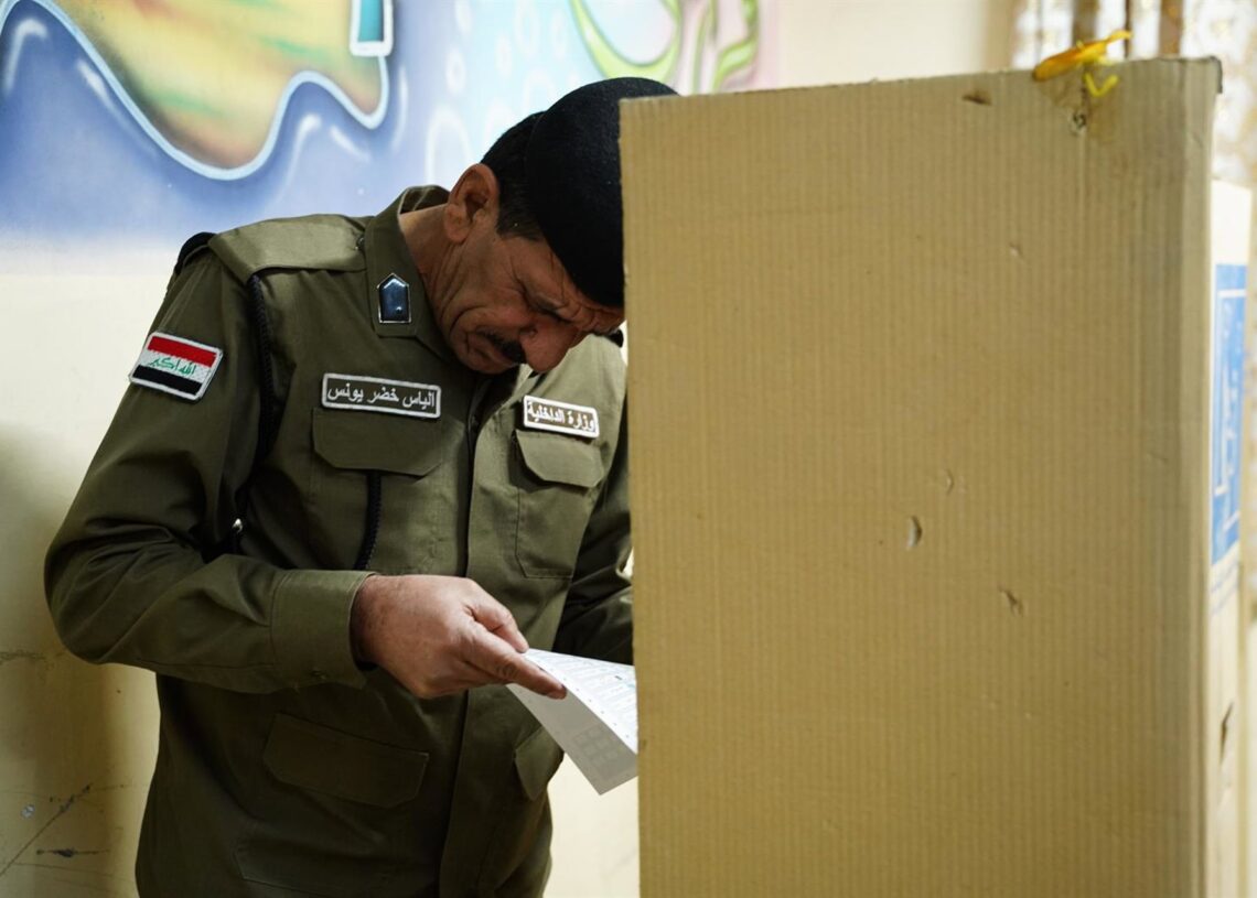 Un miembro de las fuerzas de seguridad iraquíes vota en la jornada especial de las legislativas 2025 en Irak Europa Press/Contacto/Ismael Adnan