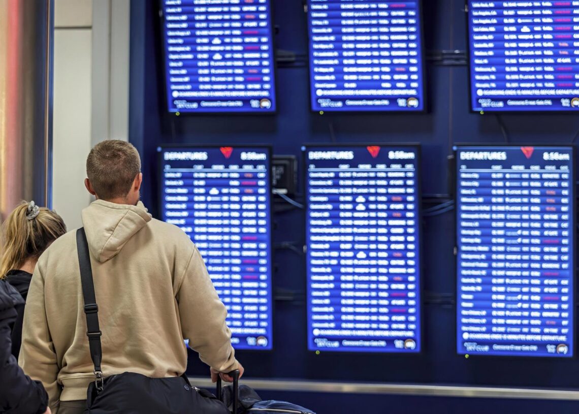 La gente consulta el panel de estado de los vuelos en la terminal B del Aeropuerto Internacional Hartsfield-Jackson de Atlanta, GeorgiaEuropa Press/Contacto/James D. DeCamp