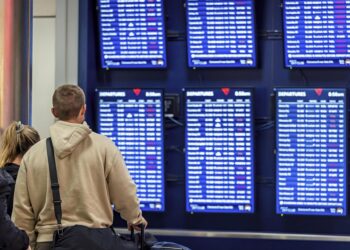 La gente consulta el panel de estado de los vuelos en la terminal B del Aeropuerto Internacional Hartsfield-Jackson de Atlanta, GeorgiaEuropa Press/Contacto/James D. DeCamp