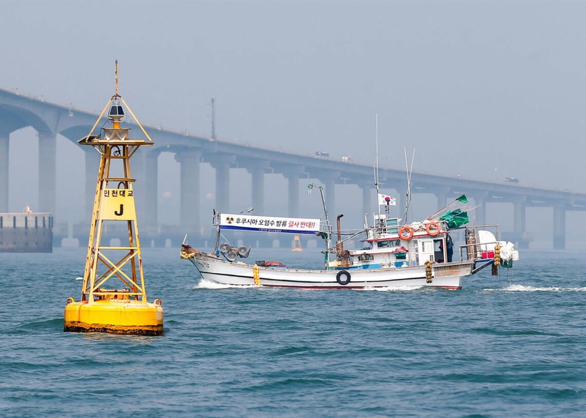 Archivo - Un barco pesquero navega frente a Incheon, Corea del SurEuropa Press/Contacto/Wang Yiliang - Archivo