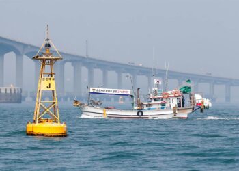 Archivo - Un barco pesquero navega frente a Incheon, Corea del SurEuropa Press/Contacto/Wang Yiliang - Archivo