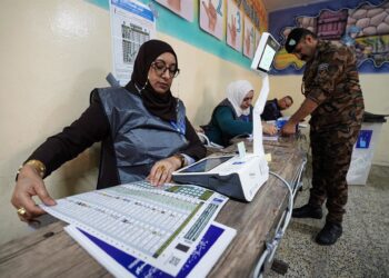 Un miembro de las fuerzas de seguridad iraquíes se prepara para votar en un colegio electoral durante la votación anticipada en Mosul, Kurdistán iraquíEuropa Press/Contacto/Ismael Adnan