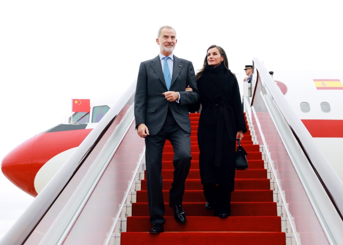 Los Reyes Felipe VI y Letizia tras aterrizar en el Aeropuerto Internacional de ChengduCASA REAL