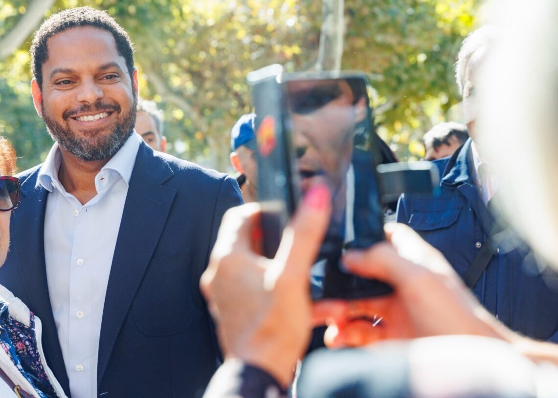 El secretario general de Vox, Ignacio Garriga, se fotogrrafía con una mujer en LogroñoSERGIO ESPINOSA (JPGE ESTUDIOS)-EUROPA PRESS