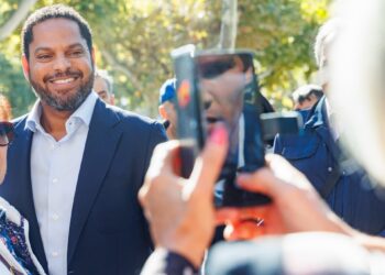 El secretario general de Vox, Ignacio Garriga, se fotogrrafía con una mujer en LogroñoSERGIO ESPINOSA (JPGE ESTUDIOS)-EUROPA PRESS