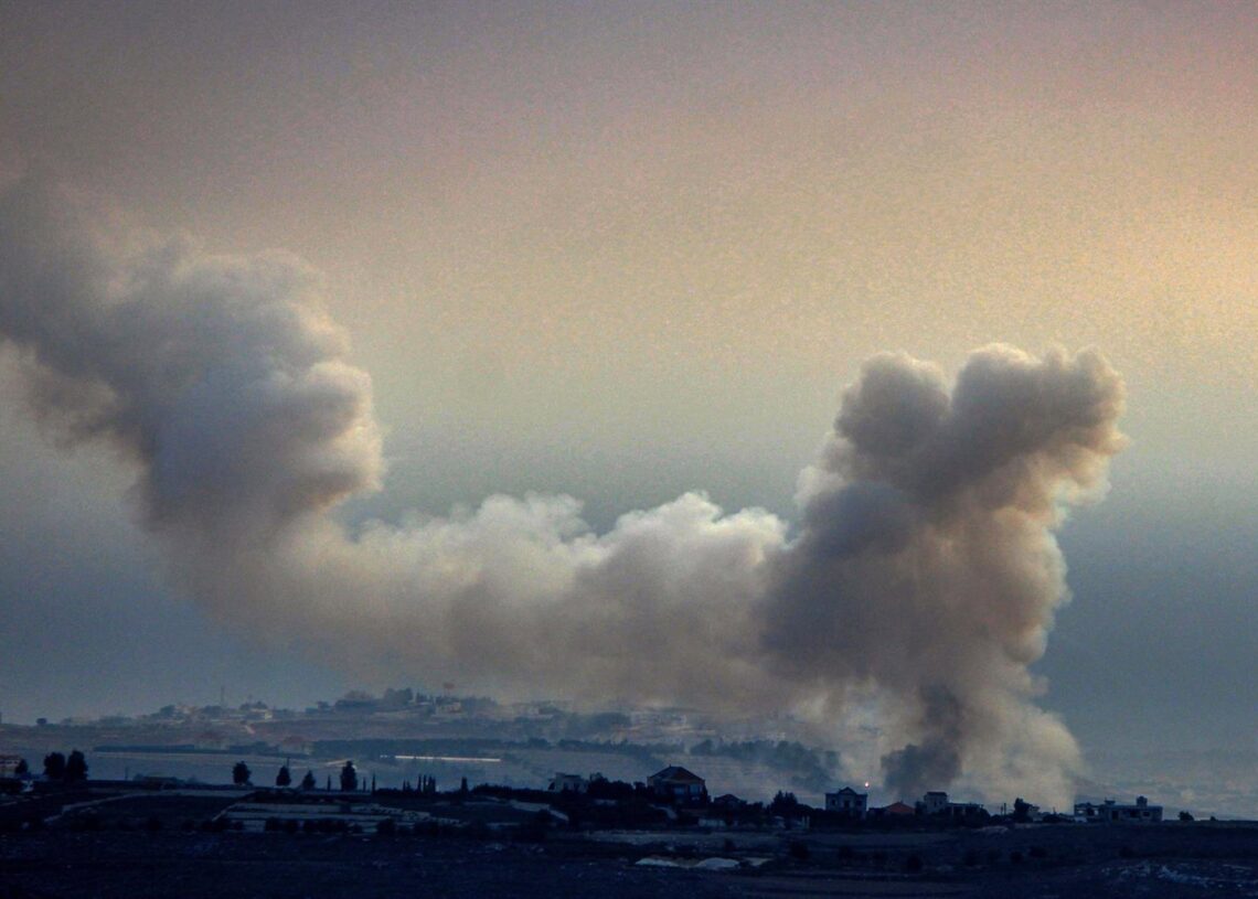 Archivo - Una columna de humo tras un bombardeo del Ejército de Israel contra la ciudad de Nabatiye, en el sur de Líbano (archivo)Stringer/dpa - Archivo