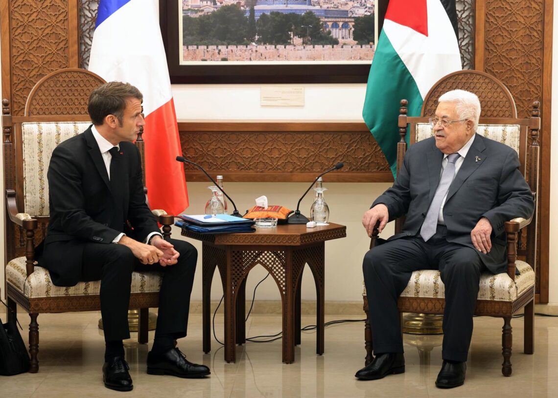 Archivo - El presidente de la Autoridad Palestina, Mahmud Abbas (d), recibe en Ramala, Cisjordania, al presidente de Francia, Emmanuel macron, en octubre de 2023 (archivo)Europa Press/Contacto/Palestinian President Office