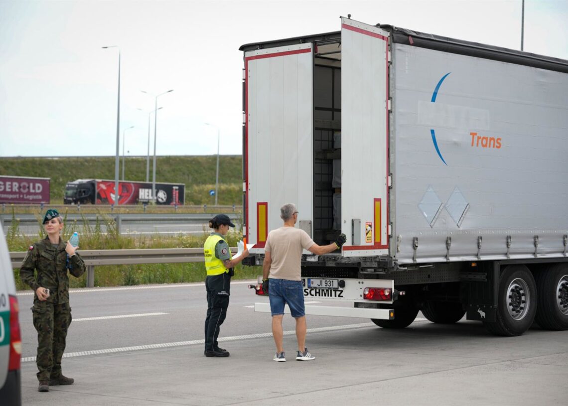 Archivo - Control de vehículos en Suwalki, Polonia, cerca de la frontera con Lituania.Europa Press/Contacto/Jaap Arriens - Archivo