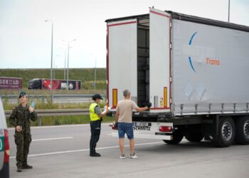 Archivo - Control de vehículos en Suwalki, Polonia, cerca de la frontera con Lituania.Europa Press/Contacto/Jaap Arriens - Archivo