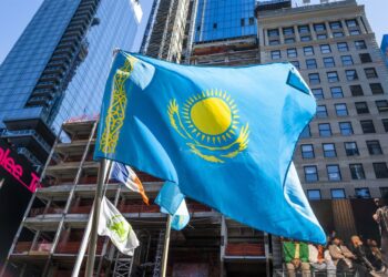 Archivo - Bandera de KazajistánMILO HESS / ZUMA PRESS / CONTACTOPHOTO - Archivo