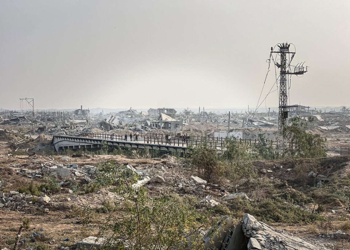 Palestinos residentes en tiendas de campaña en la zona de El Mugraka, en el centro de Gaza, tras la destrucción de sus viviendas por la ofensiva militar de Israel contra la Franja (archivo)Europa Press/Contacto/Belal Abu Amer