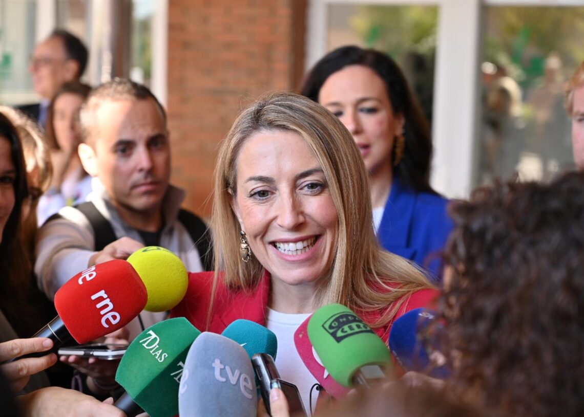 La presidenta de la Junta de Extremadura, María Guardiola, atiende a los medios, en una imagen de archivoAndrés Rodríguez - Europa Press