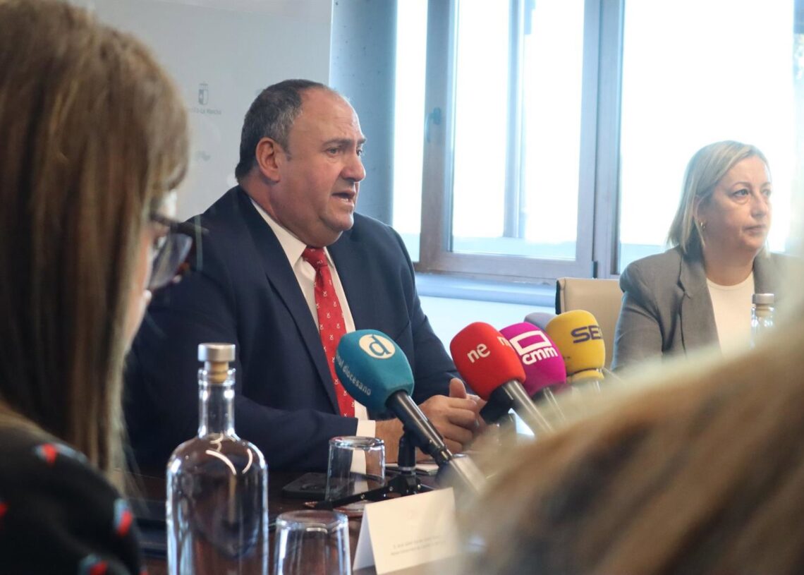 El consejero de Agricultura, Ganadería y Desarrollo Rural, Julián Martínez LizánJCCM