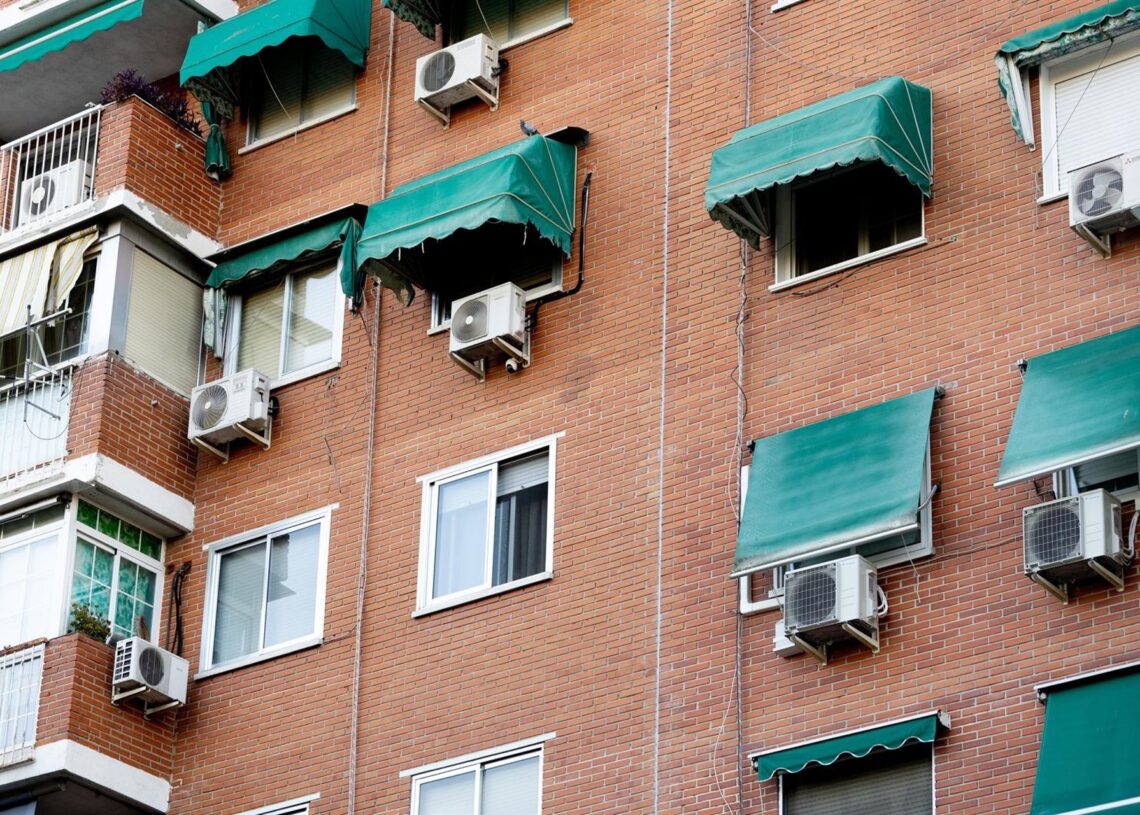 Archivo - Varios aires acondicionados en una fachada, a 4 de agosto de 2025, en Madrid (España). Eduardo Parra - Europa Press - Archivo