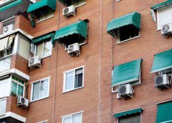 Archivo - Varios aires acondicionados en una fachada, a 4 de agosto de 2025, en Madrid (España). Eduardo Parra - Europa Press - Archivo