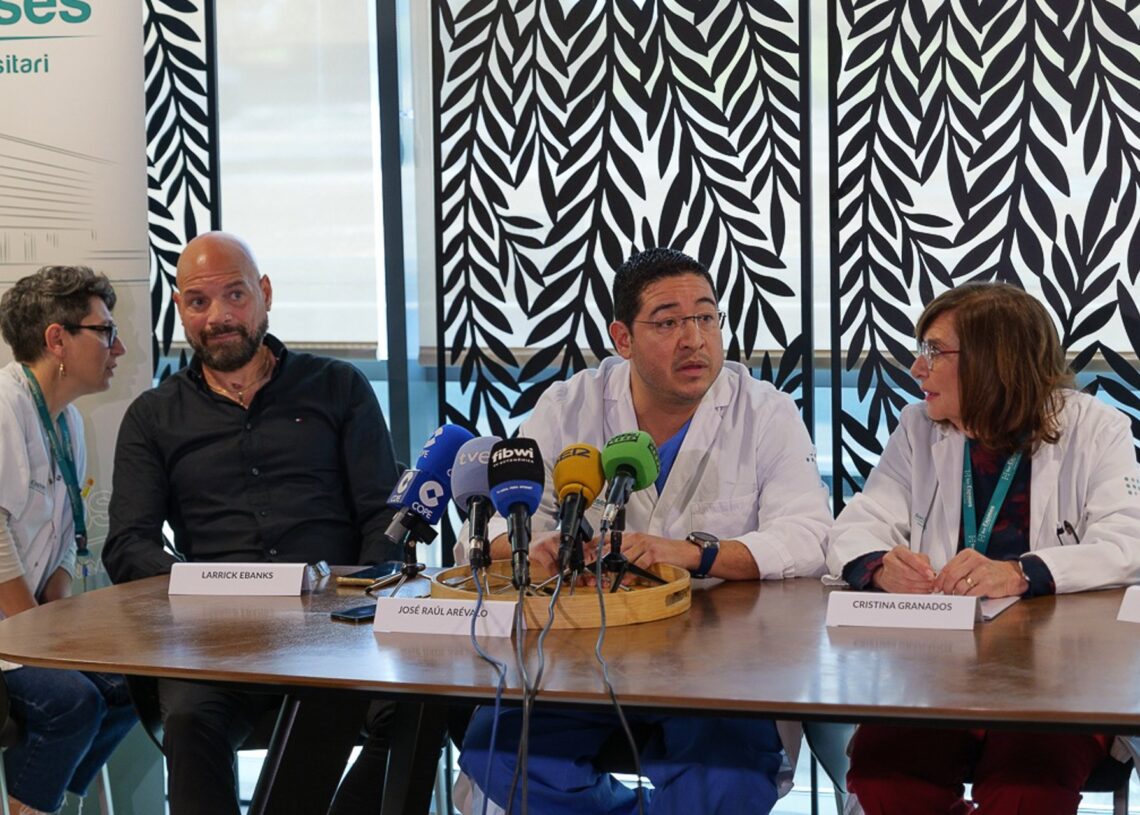 De izquierda a derecha, el paciente donante del equipo ECMO Larrick Ebanks, el médico intensivista José Raúl Arévalo y la gerente de Son Espases, Cristina Granados, en el acto para informar de la donación.CAIB