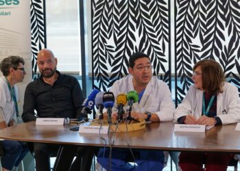 De izquierda a derecha, el paciente donante del equipo ECMO Larrick Ebanks, el médico intensivista José Raúl Arévalo y la gerente de Son Espases, Cristina Granados, en el acto para informar de la donación.CAIB