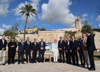 El ministro de Transportes, Óscar Puente, y la presidenta del Govern, Marga Prohens, visitan el nuevo Paseo Marítimo de Palma.EUROPA PRESS - ISAAC BUJ
