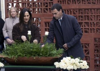 El lehendakari, Imanol Pradales, durante la ofrenda floral con motivo del ‘Día de la Memoria’, en el Parlamento Vasco, a 10 de noviembre de 2025, en Vitoria, Álava, País Vasco (España). Este acto institucional recuerda y homenajea a las víctimas del terroIñaki Berasaluce - Europa Press