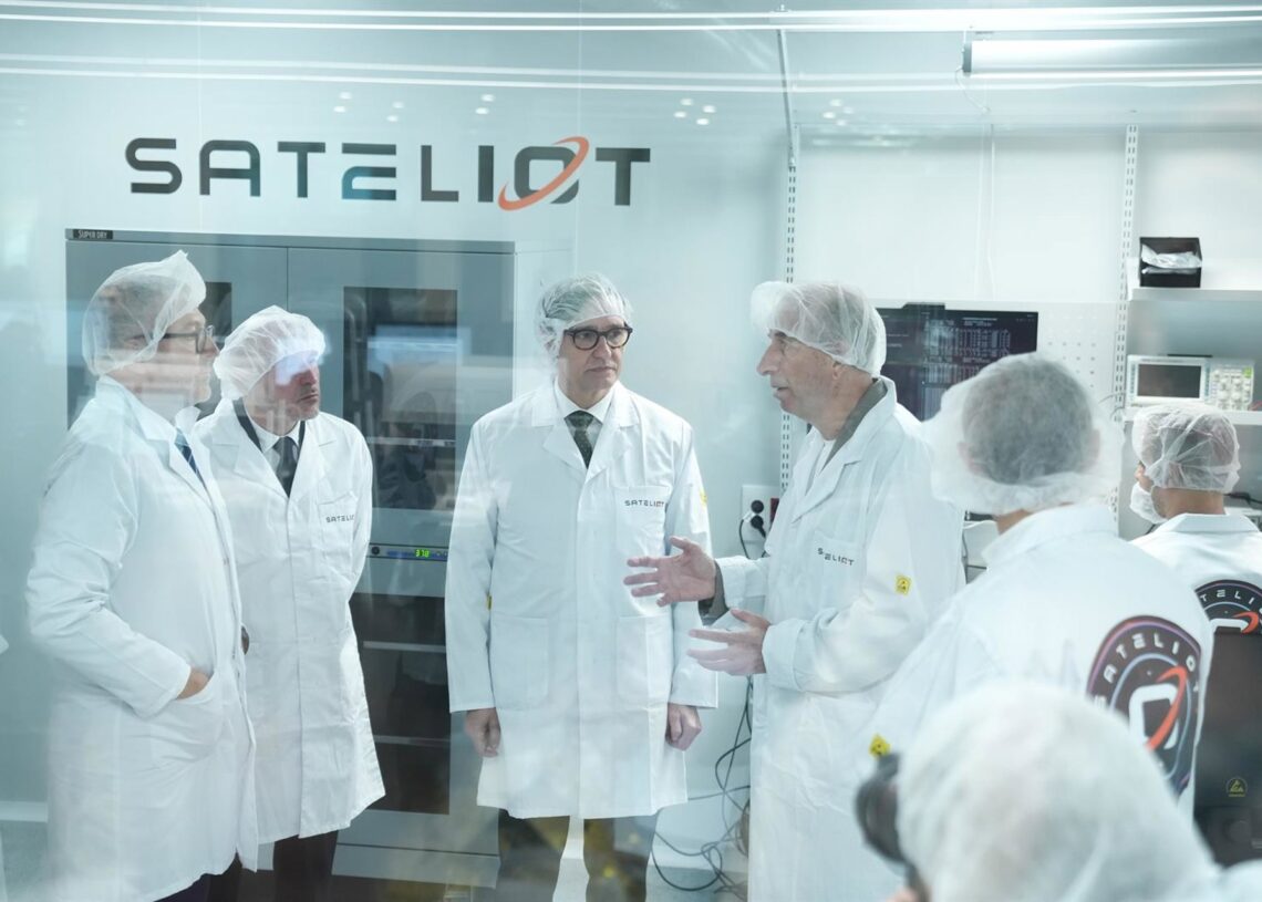 El presidente de la Generalitat, Salvador Illa (c-i), y el CEO y fundador de Sateiliot, Jaume Sanpera (c-d), durante la presentación del centro europeo de satélites 5G de Sateliot.David Zorrakino - Europa Press