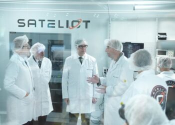 El presidente de la Generalitat, Salvador Illa (c-i), y el CEO y fundador de Sateiliot, Jaume Sanpera (c-d), durante la presentación del centro europeo de satélites 5G de Sateliot.David Zorrakino - Europa Press