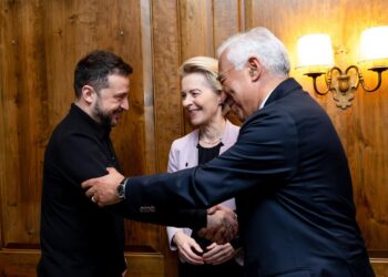 Archivo - El presidente de Ucrania, Volodimir Zelenski, bromea con la presidenta de la Comisión Europea, Ursula von der Leyen, y el presidente del Consejo Europeo, António Costa, en una reunión de líderes en Munich (Alemania).SIERAKOWSKI FREDERIC / EUROPEAN UNION - Archivo