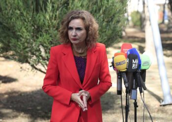 La vicepresidenta primera del Gobierno y ministra de Hacienda, María Jesús Montero, atiende a los medios antes de presidir el acto de firma de declaraciones institucionales de compromiso con la Mancomunidad del Campo de Gibraltar. (Foto de archivo).Nono Rico (Europa Press)