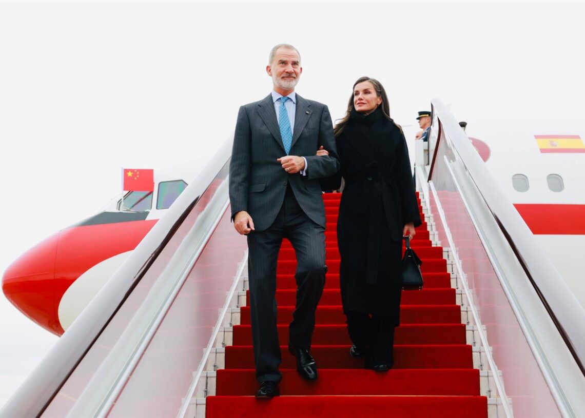 Los Reyes Felipe VI y Letizia a su llegada al aeropuerto de Chengdú (China) en el inicio de su visita de EstadoCasa S. M. el Rey