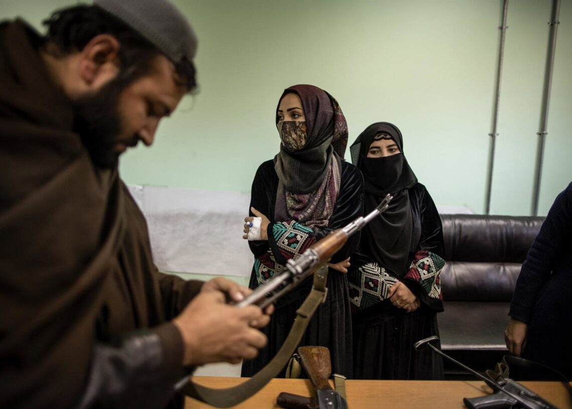 Archivo - Mujeres afganas reciben instrucción en el uso de armas en Kabul. Oliver Weiken/dpa - Archivo
