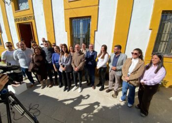 El coordinador federal de Izquierda Unida, Antonio Maíllo, y el candidato de IU Andalucía a la presidencia de la Junta, Ernesto Alba, junto a alcaldes, cargos públicos y militantes del partido en la Sierra de Cádiz.IU ANDALUCÍA