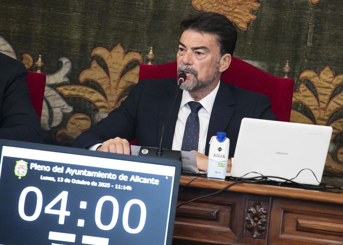 El alcalde de Alicante, Luis Barcala, en una imagen de archivo durante un plenoAYUNTAMIENTO DE ALICANTE