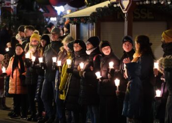 Archivo - Cadena humana en recuerdo de las víctimas del atropello del mercadillo navideño de MagdeburgoSEBASTIAN WILLNOW / DPA - Archivo