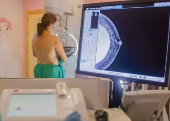 Realización de una mamografía a una mujer.JUNTA DE ANDALUCÍA