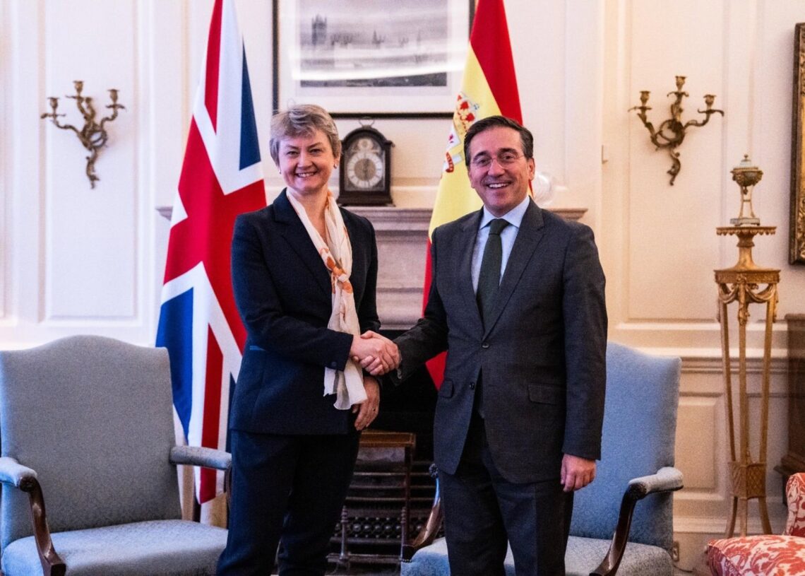 El ministro de Asuntos Exteriores, José Manuel Albares, con su homóloga británica, Yvette Cooper.MINISTERIO DE AAEE