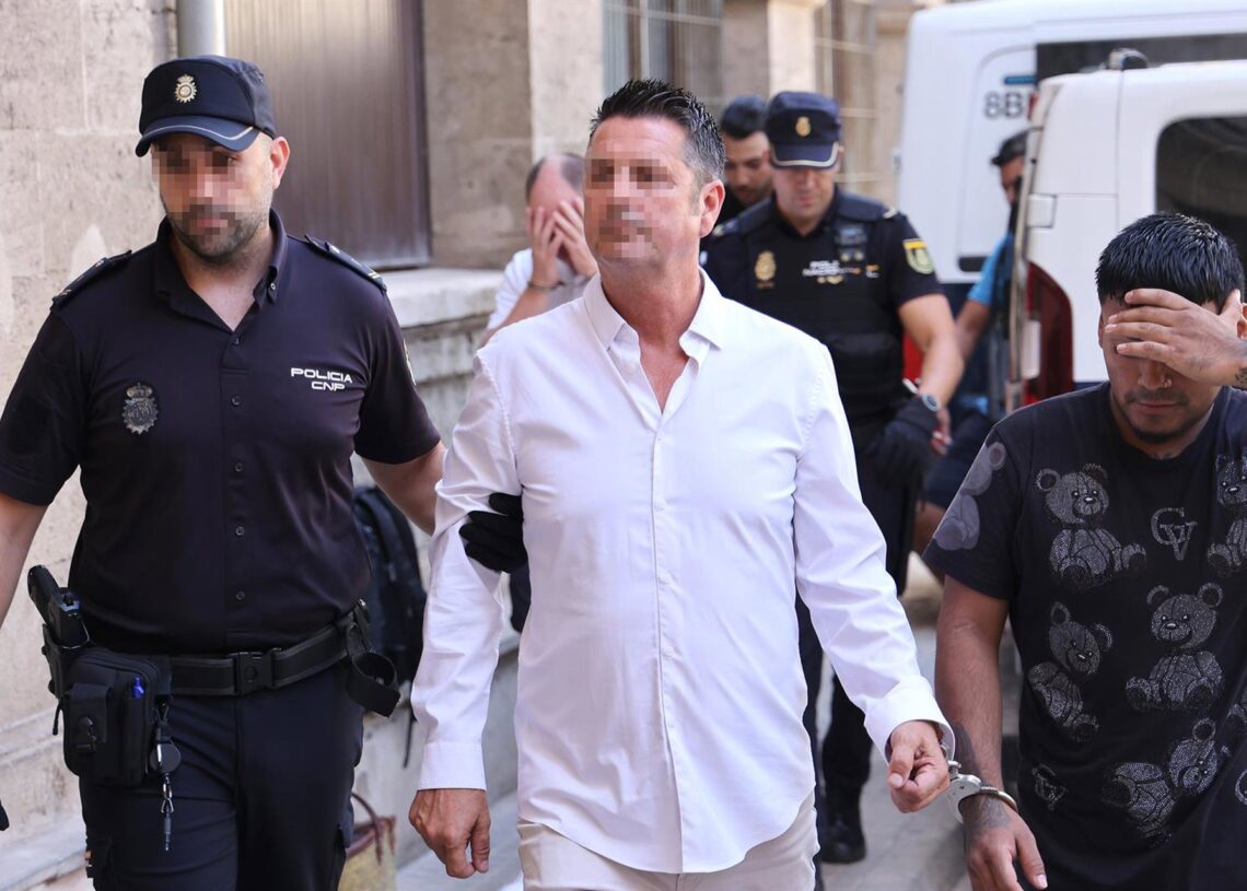Archivo - El dueño del Medusa Beach llega en un vehículo policial al Juzgado de Instrucción número 5, a 26 de junio de 2024, en Palma de Mallorca, Mallorca, Baleares (España). Isaac Buj - Europa Press - Archivo