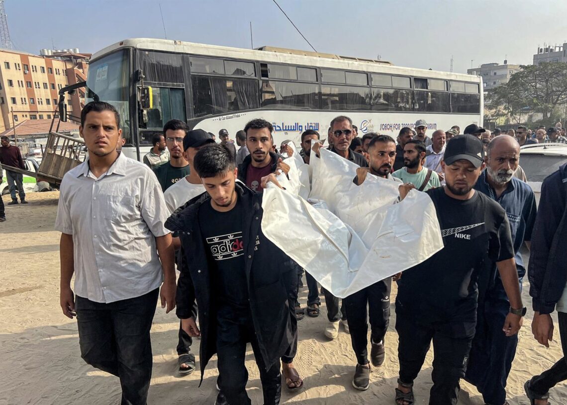 Un grupo de personas traslada el cadáver de una víctima de los ataques israelíes, en Jan Yunis (Gaza).Europa Press/Contacto/Tariq Mohammad APA Images