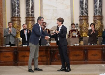 El nuevo alcalde de San Sebastián, Jon Insausti (d), toma posesión del cargo del hasta ahora alcalde Eneko Goia (i) durante un pleno extraordinario en el Ayuntamiento de San Sebastián, a 29 de octubre de 2025Unanue - Europa Press