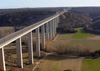 Viaducto de Río Blanco en la línea de alta velocidad Madrid-BarcelonaADIF