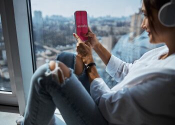 Holafly, partner de Viajes El Corte Inglés para servicios de conexión móvil en el extranjero.HOLAFLY