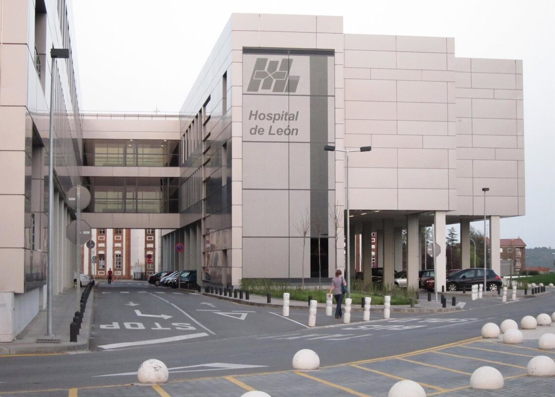 Archivo - Fachada del Complejo Asistencial de LeónEUROPA PRESS - Archivo