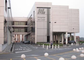 Archivo - Fachada del Complejo Asistencial de LeónEUROPA PRESS - Archivo