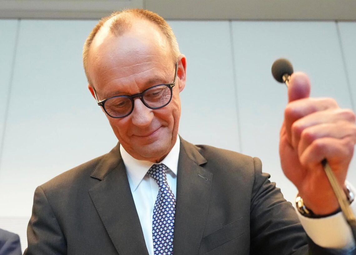 Archivo - 25 February 2025, Berlin: Friedrich Merz, Christian Democratic Union of Germany Federal Chairman and CDU/Christian Social Union in Bavaria (CSU)parliamentary group leader in the Bundestag, speaks at the constituent meeting of the new CDU/CSU parMichael Kappeler/dpa - Archivo