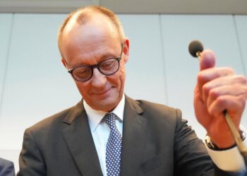 Archivo - 25 February 2025, Berlin: Friedrich Merz, Christian Democratic Union of Germany Federal Chairman and CDU/Christian Social Union in Bavaria (CSU)parliamentary group leader in the Bundestag, speaks at the constituent meeting of the new CDU/CSU parMichael Kappeler/dpa - Archivo