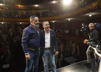 El presidente de VOX, Santiago Abascal (i), y el líder de VOX en Cáceres, Óscar Fernández (d), participan en un acto público, en el Gran Teatro, a 3 de noviembre de 2025, en Cáceres, Extremadura (España).Carlos Criado - Europa Press